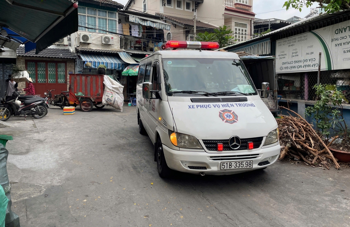 Phát hiện người đàn ông tử vong bất thường trong tư thế ngồi treo cổ ở TP.HCM