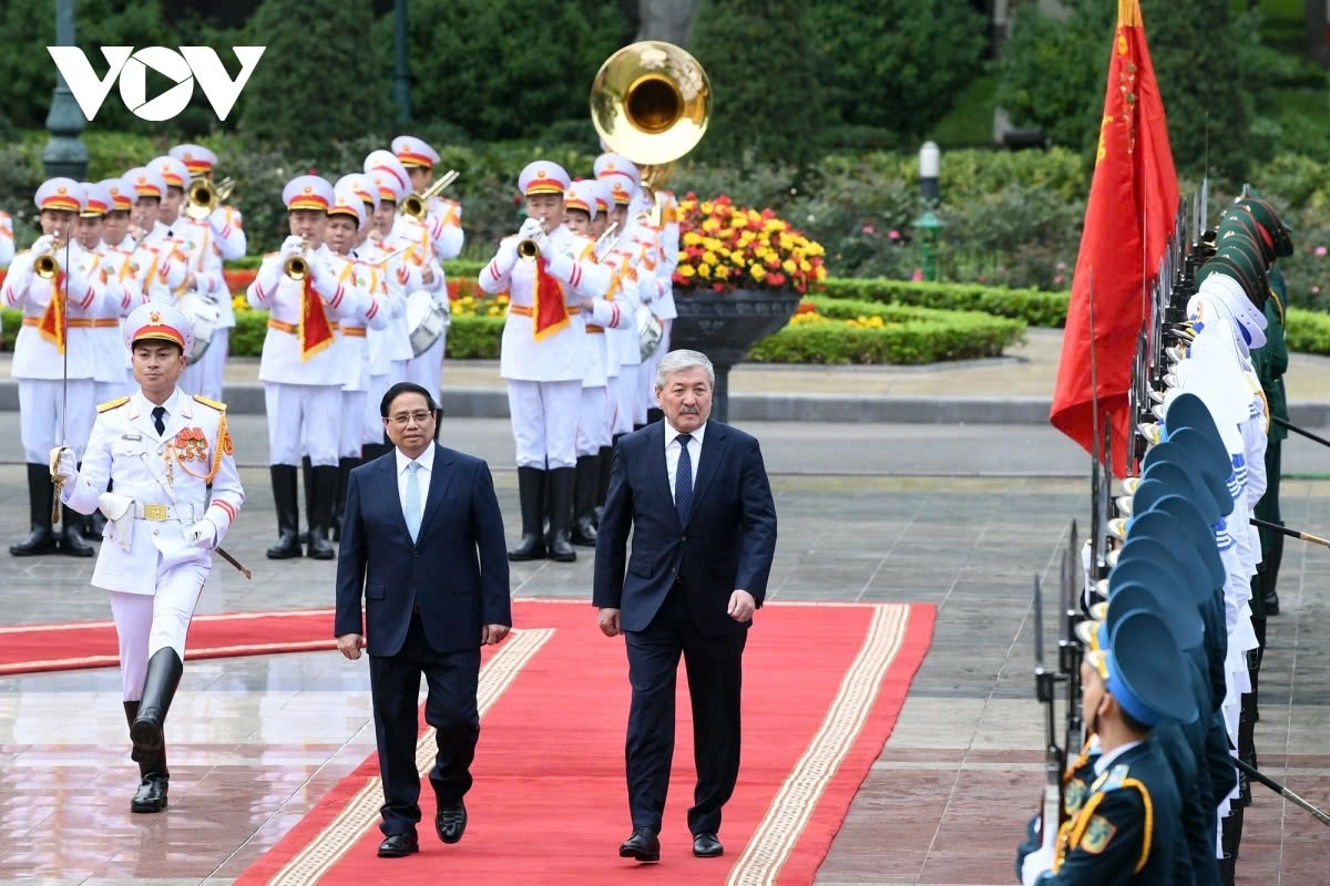 kyrgyz prime minister adylbek kasimalyev s two-day vietnam visit in photos picture 1 kyrgyz prime minister adylbek kasimalyev s two-day vietnam visit in photos picture 1