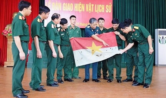 người ghi bút tích trên lá cờ giải phóng trong chiến dịch tây nguyên hình ảnh 3 nguoi ghi but tich tren la co giai phong trong chien dich tay nguyen hinh anh 3