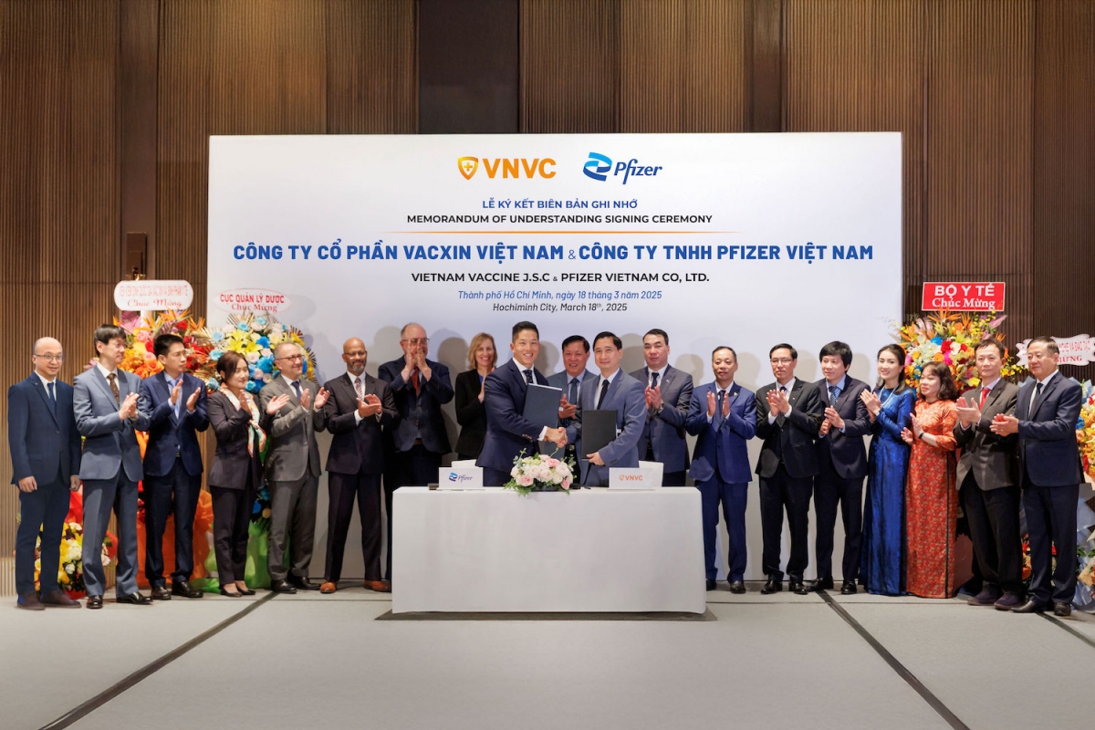 pfizer cung vnvc ky hop tac chia se kien thuc san xuat vaccine cong nghe cao hinh anh 1