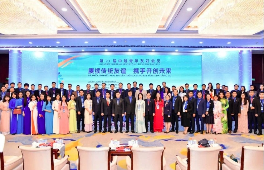 party chief attends gathering of vietnamese, chinese alumni in hanoi picture 1