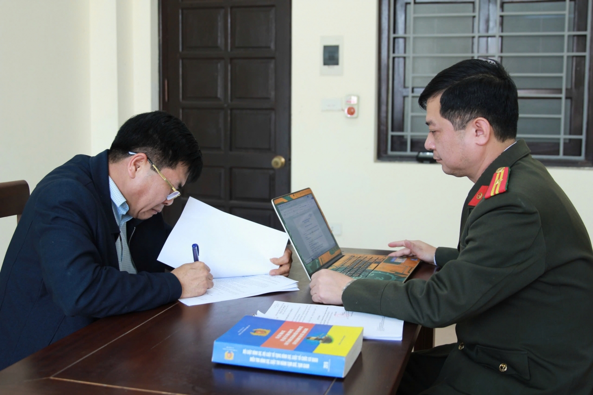 khởi tố 2 đối tượng làm giả giấy tờ để gian lận tuổi cầu thủ trẻ ở nghệ an hình ảnh 2 khoi to 2 doi tuong lam gia giay to de gian lan tuoi cau thu tre o nghe an hinh anh 2