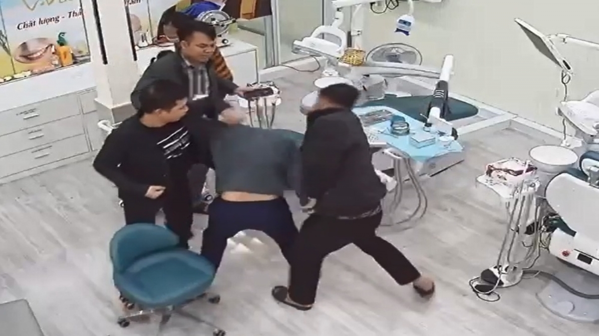 Quảng Bình: Nhóm người lao vào phòng làm việc hành hung làm 1 người nhập viện