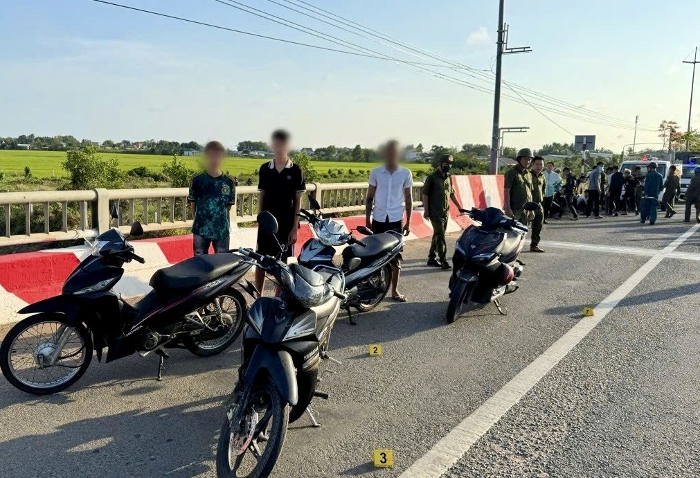 Hàng chục người mang hung khí hẹn đánh nhau vì mâu thuẫn trên sân bóng
