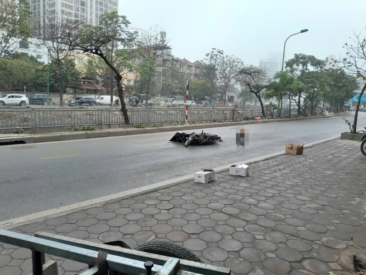 nguoi phu nu di xe may tu vong sau va cham voi o to khach hinh anh 1