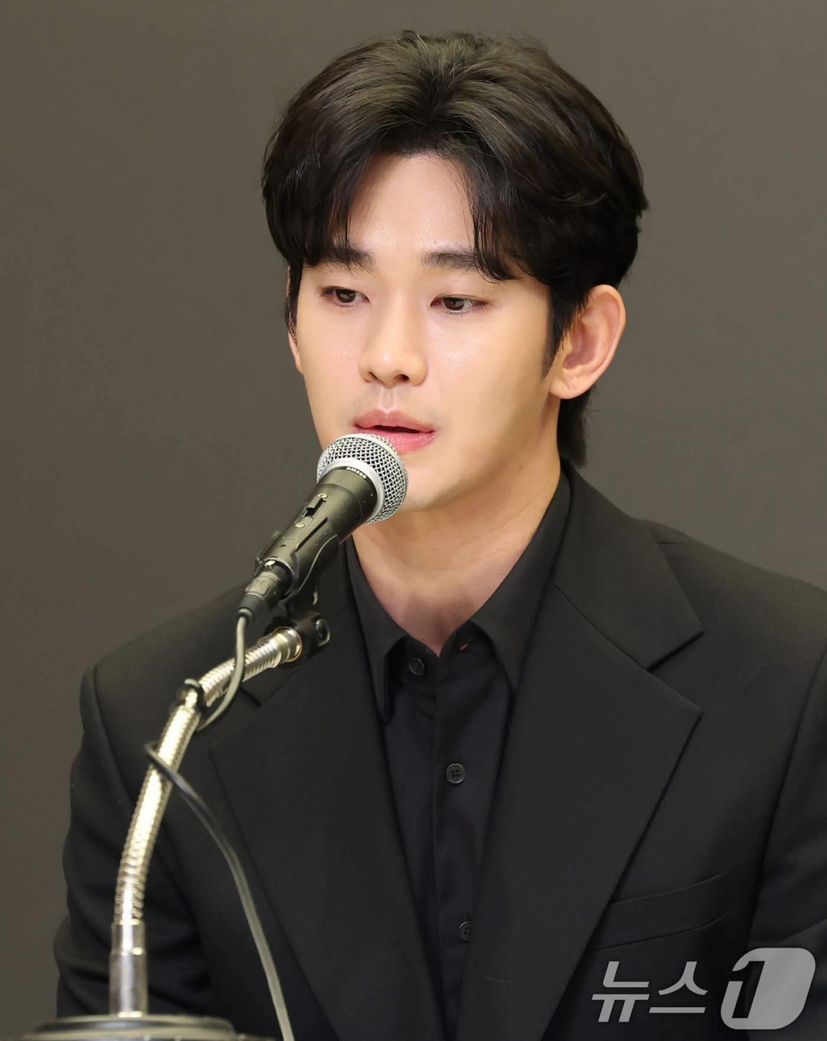 kim soo hyun khoc tai hop bao, thua nhan minh la ke hen nhat hinh anh 1