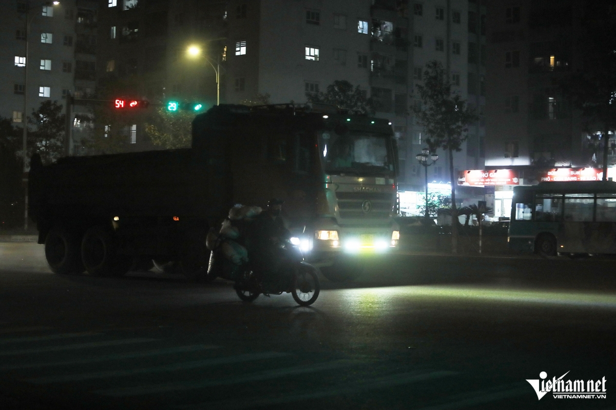 O to tai lap den led sieu sang gay mu tam thoi nguoi di nguoc chieu hinh anh 4