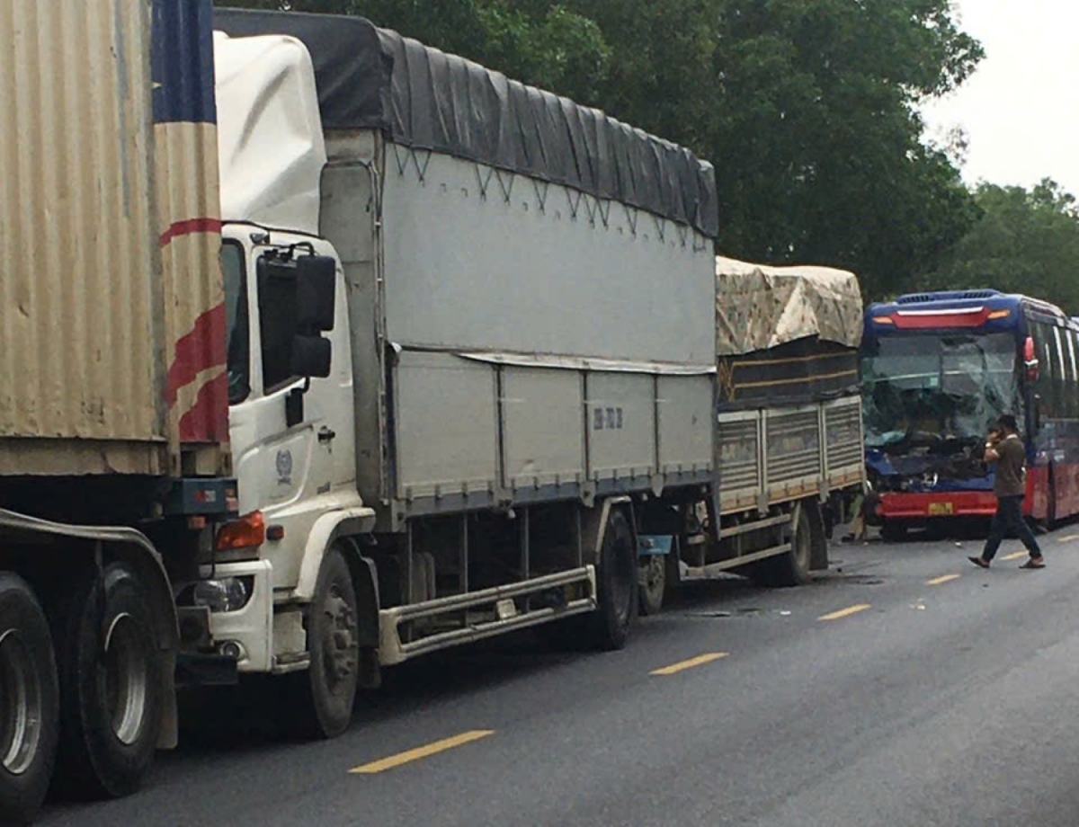 4 xe đâm nhau liên hoàn trên đường tránh lũ Quốc lộ 1A