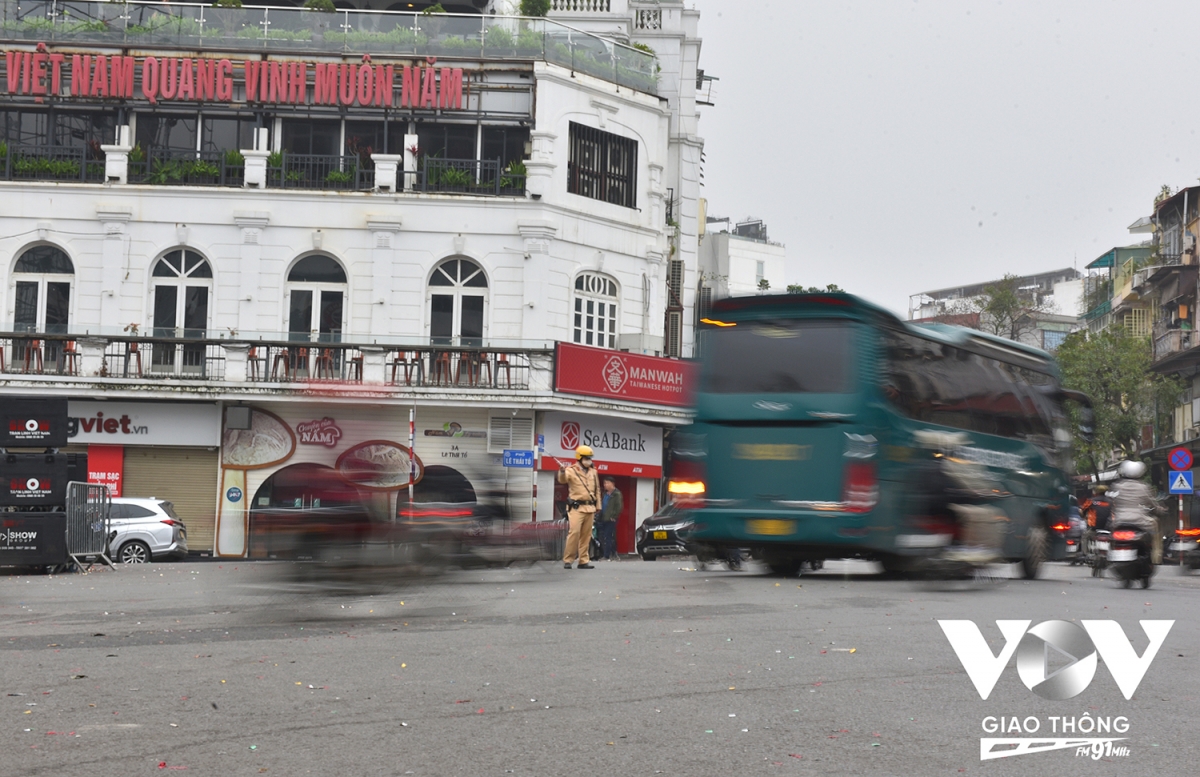 giam han tinh trang xe khach tren 16 cho vao pho co ha noi hinh anh 4