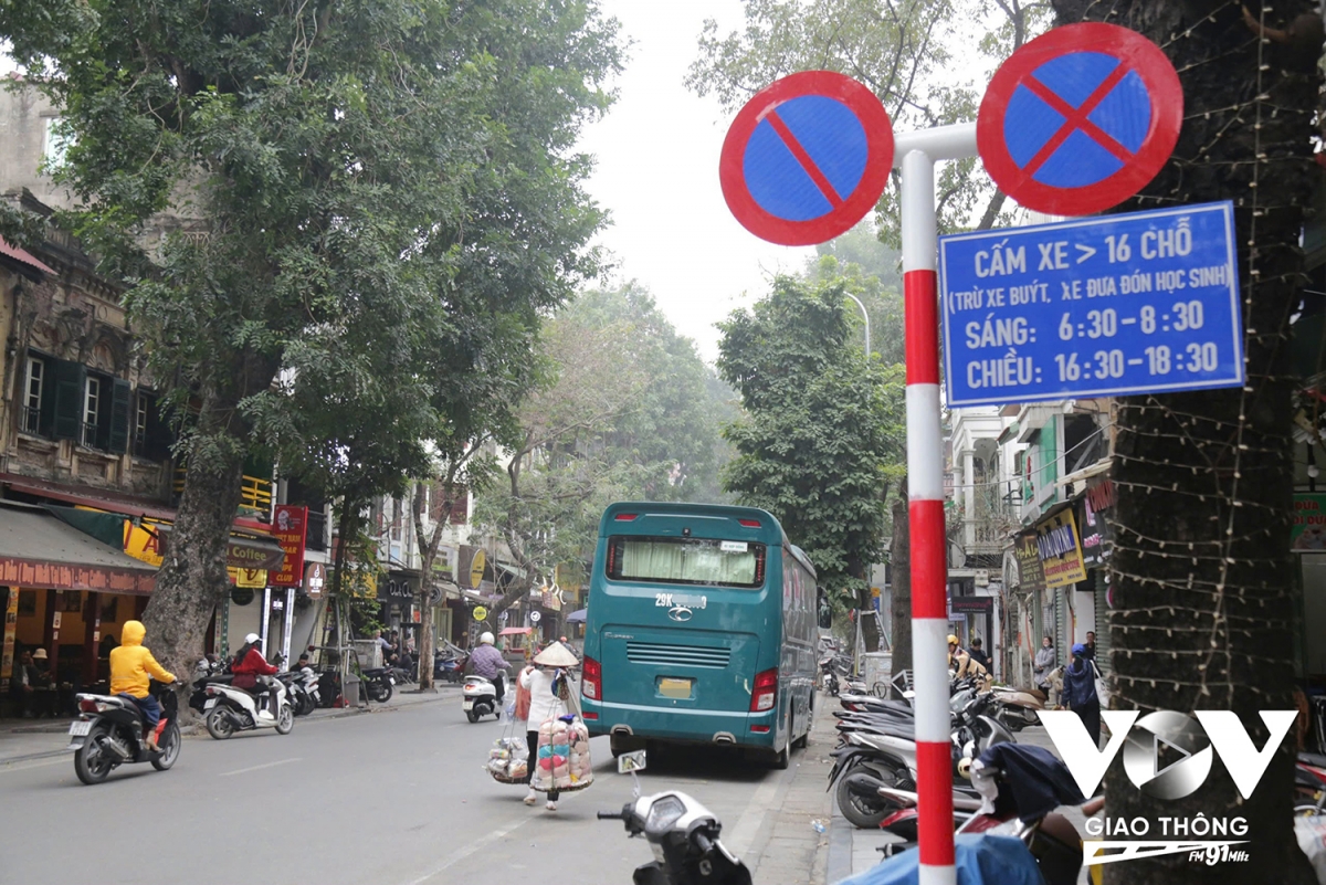 giam han tinh trang xe khach tren 16 cho vao pho co ha noi hinh anh 5