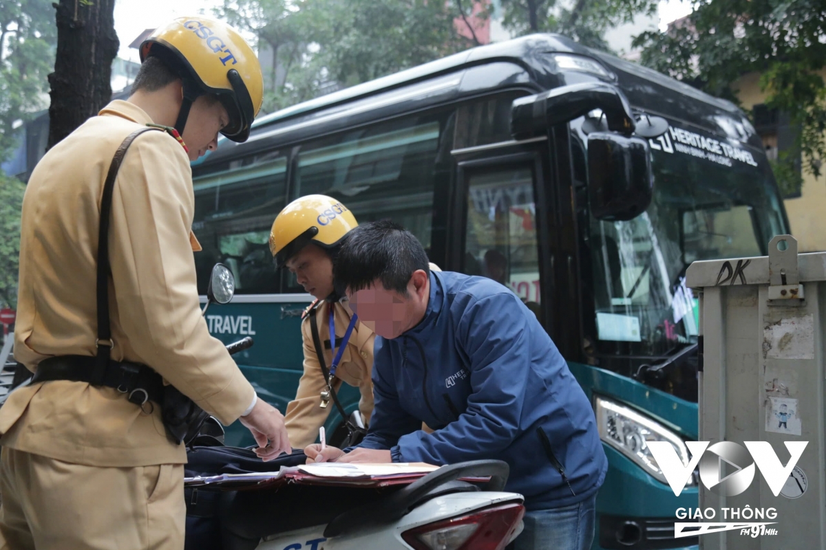 giam han tinh trang xe khach tren 16 cho vao pho co ha noi hinh anh 7