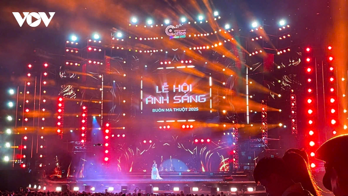Spectacular drone light show dazzles spectators at Buon Ma Thuot Coffee Festival