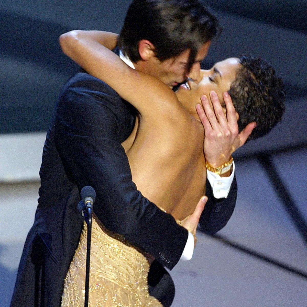 halle berry hon adrien brody tren tham do oscar, dap tra nu hon 22 nam truoc hinh anh 3