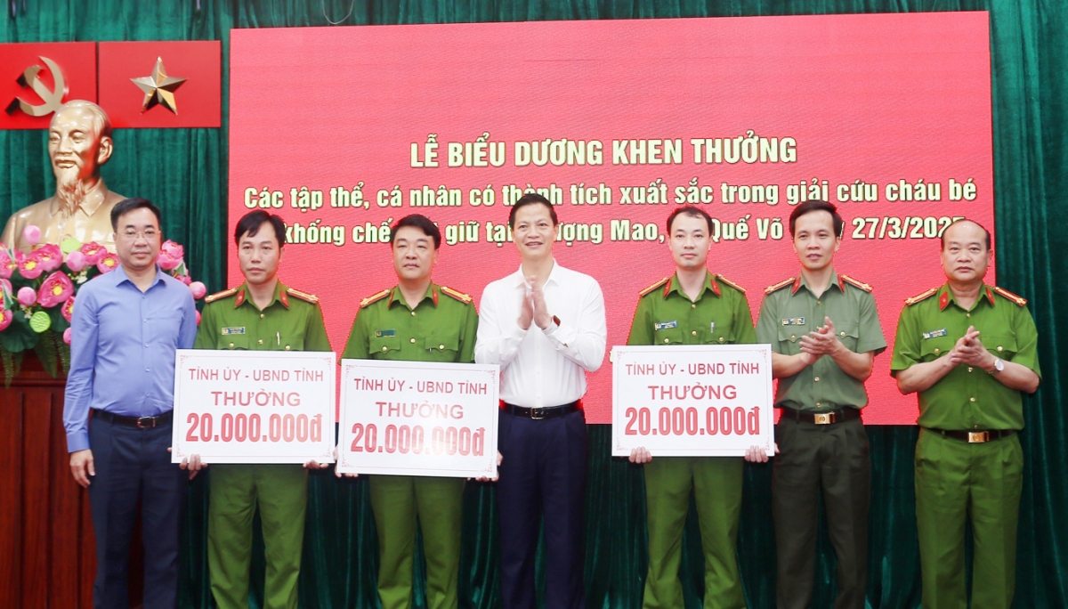 bắc ninh thưởng nóng lực lượng giải cứu bé gái bị khống chế trên mái nhà hình ảnh 1 bac ninh thuong nong luc luong giai cuu be gai bi khong che tren mai nha hinh anh 1