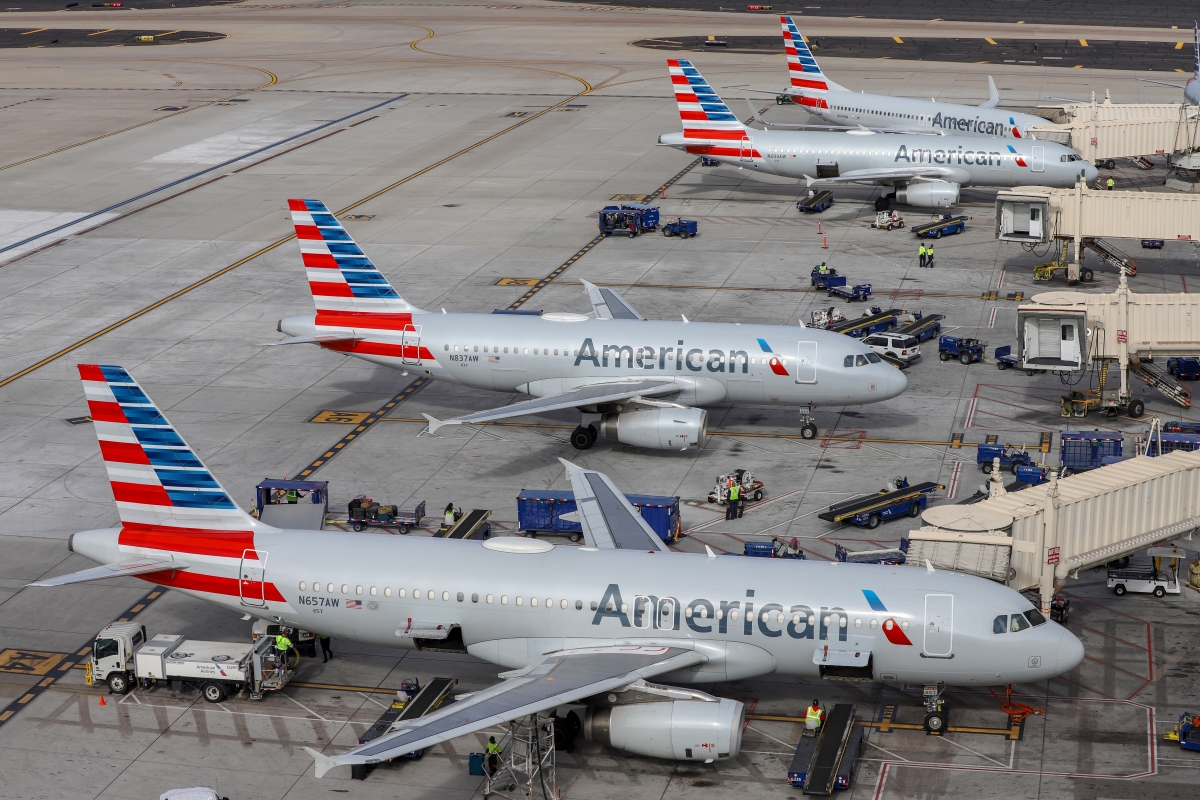 Động cơ máy bay phản lực của American Airlines bốc cháy sau khi hạ cánh