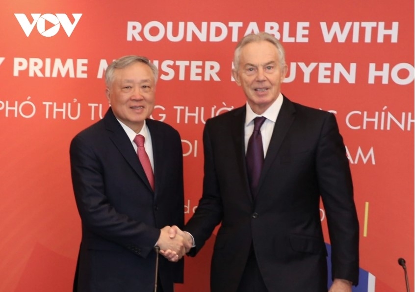 deputy pm nguyen hoa binh meets former uk prime minister picture 1