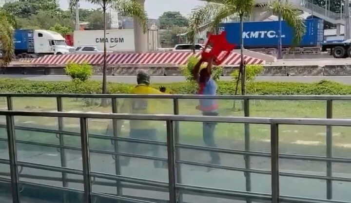 Vì sao bảo vệ nhà ga metro đánh nhau với tài xế xe ôm công nghệ?