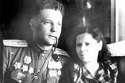 Phi công duy nhất trong lịch sử được cả Hitler và Stalin trọng thưởng