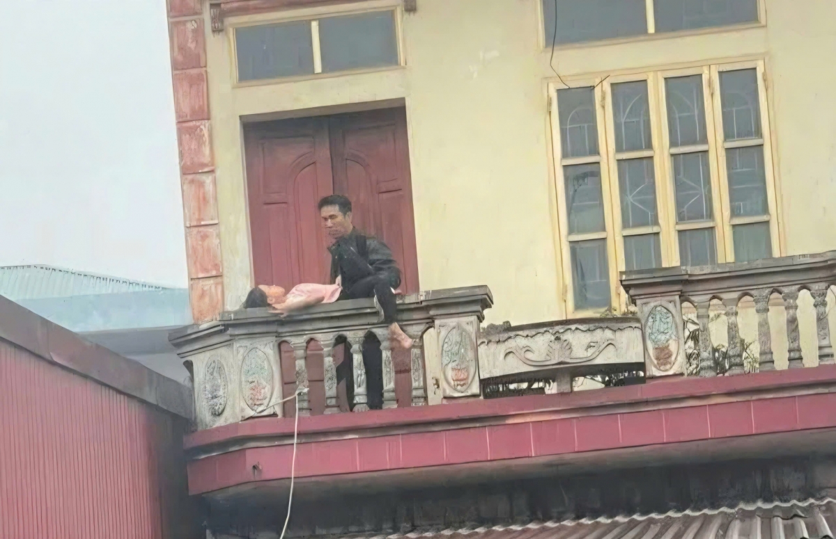 Nghẹt thở giải cứu bé gái bị khống chế, lôi lên mái nhà ở Bắc Ninh