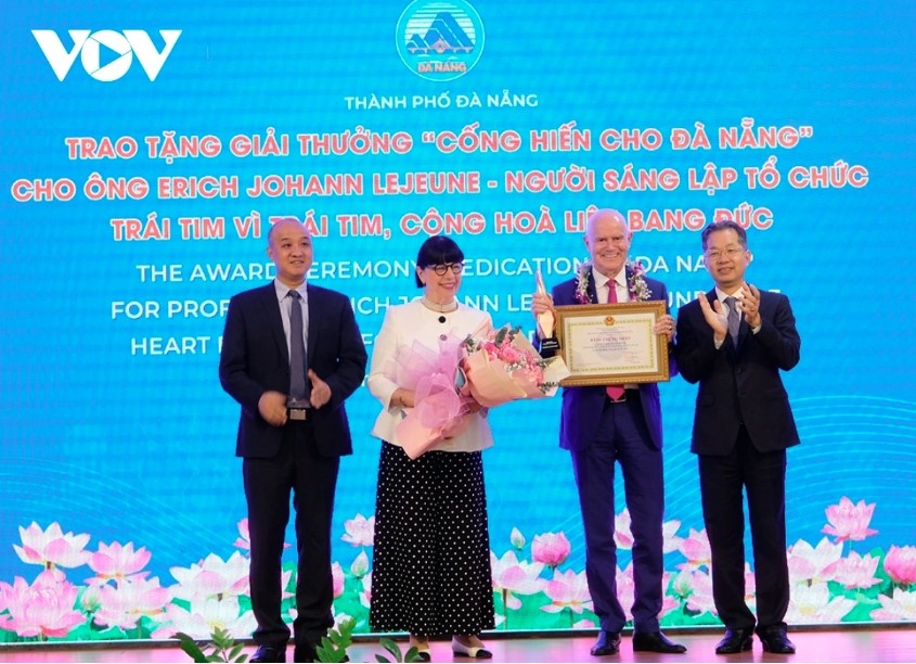 german philanthropist honored with da nang s first-ever dedication award picture 1