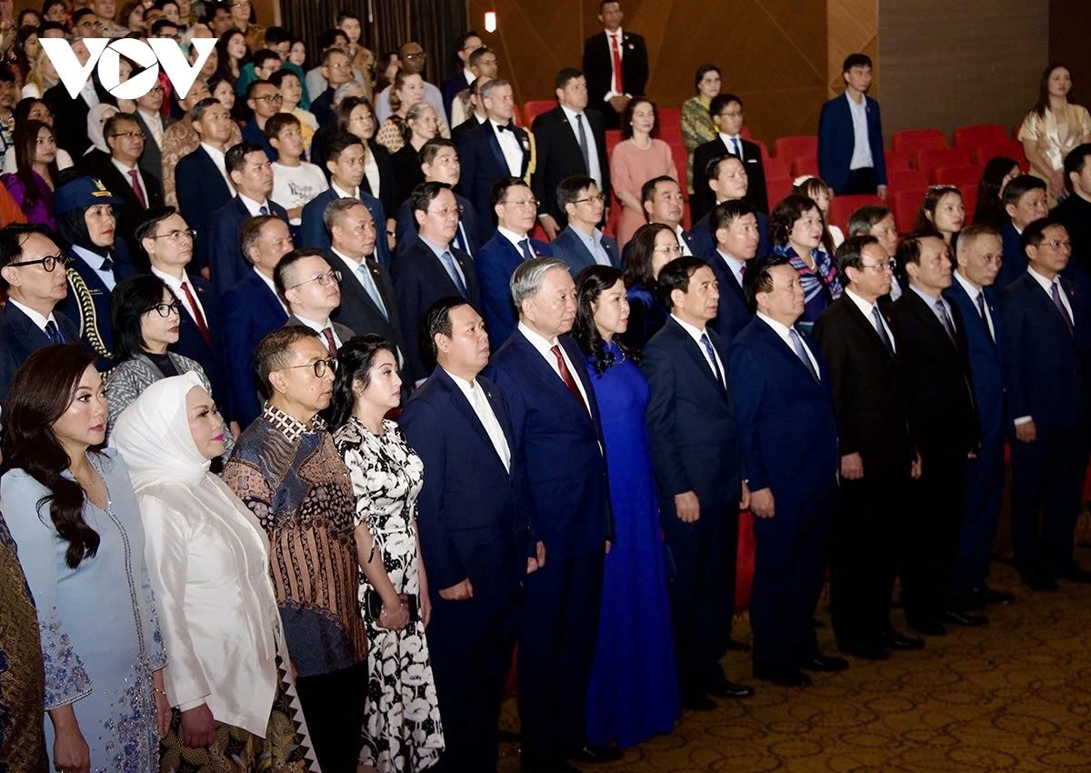 party leader attends jakarta concert marking 70 years of vietnam indonesia diplomacy picture 1