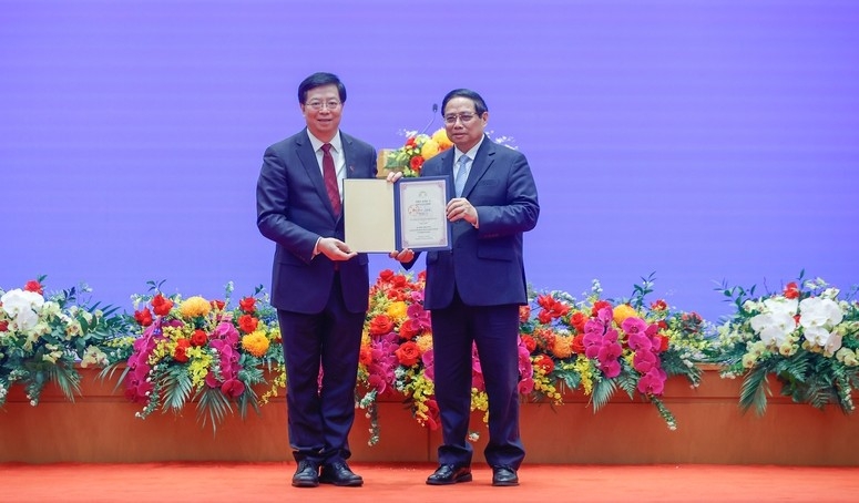 pm chinh bestowed with honorary professor title by tsinghua university picture 1