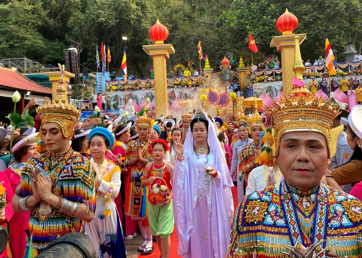 buddhists turn up in hordes for quan the am festival in da nang picture 1