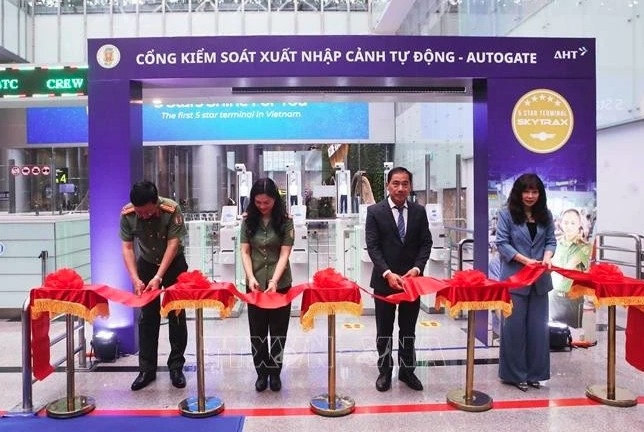 automatic immigration gates officially put into operation at da nang airport picture 1