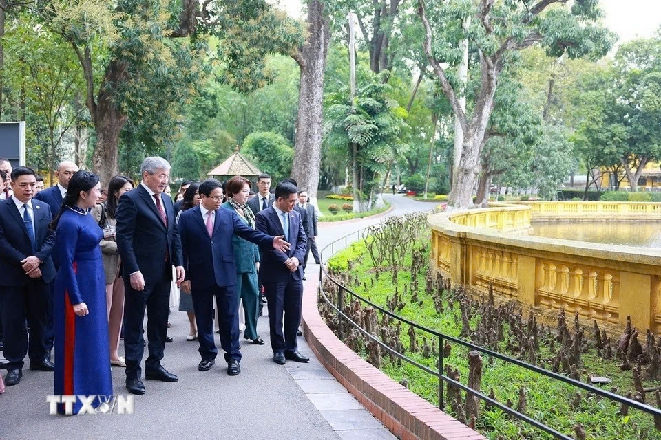 pms of vietnam and kyrgyzstan visit heritage site, enjoy coffee in hanoi picture 1