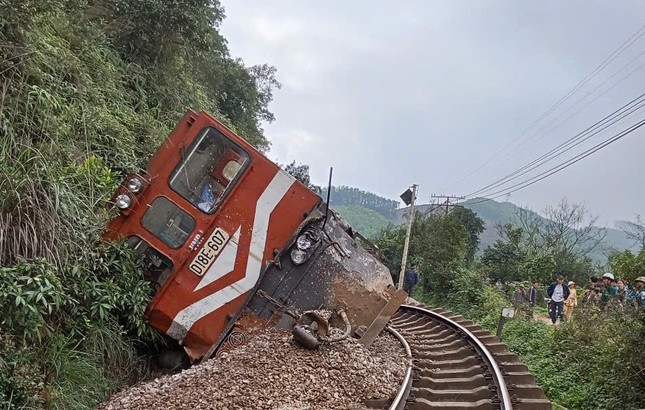 train-truck collision paralyzes north-south railway picture 1