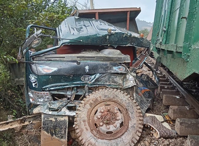 train-truck collision paralyzes north-south railway picture 2