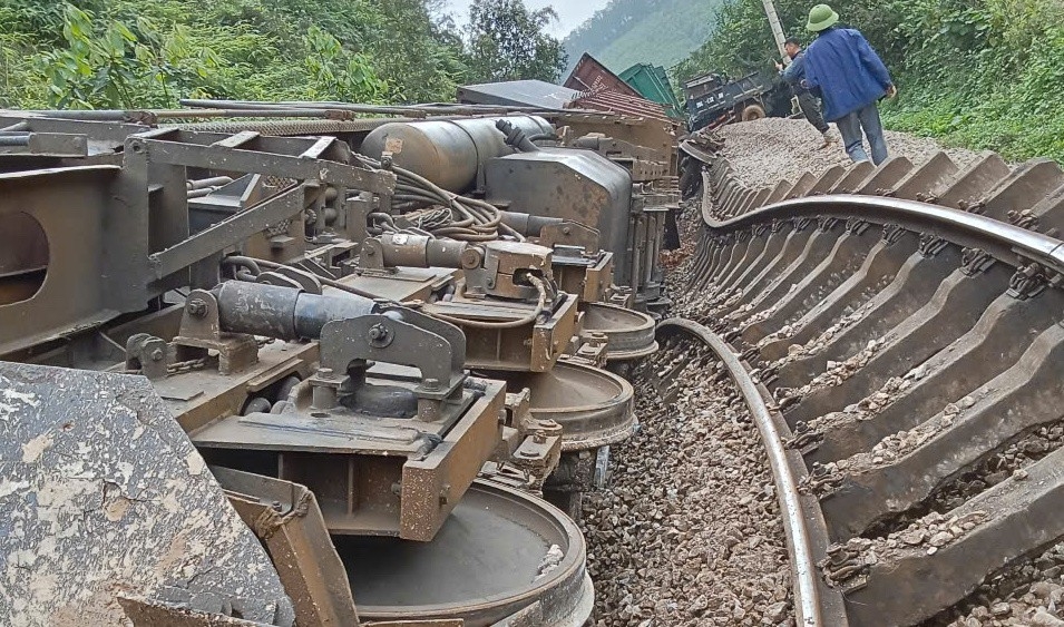 train-truck collision paralyzes north-south railway picture 3