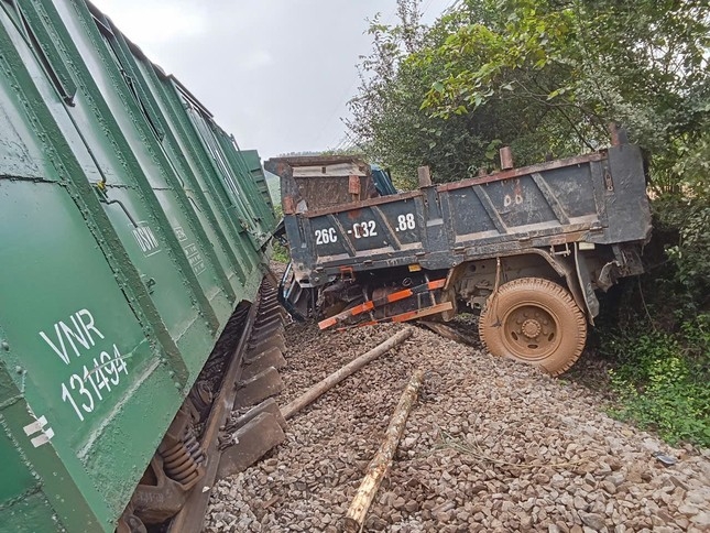 train-truck collision paralyzes north-south railway picture 4