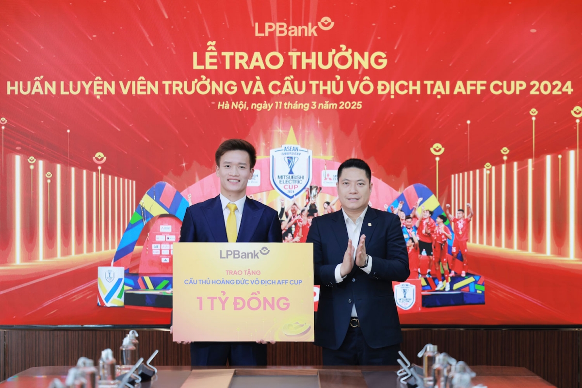 lpbank trao thuong cho huan luyen vien truong va cau thu vo dich aff cup 2024 hinh anh 1