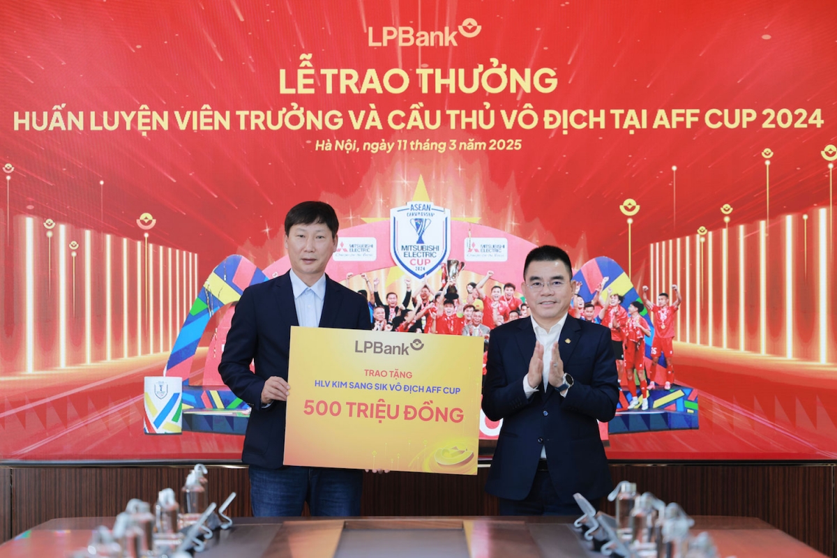 lpbank trao thuong cho huan luyen vien truong va cau thu vo dich aff cup 2024 hinh anh 2