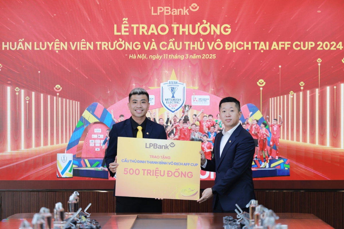 lpbank trao thuong cho huan luyen vien truong va cau thu vo dich aff cup 2024 hinh anh 3