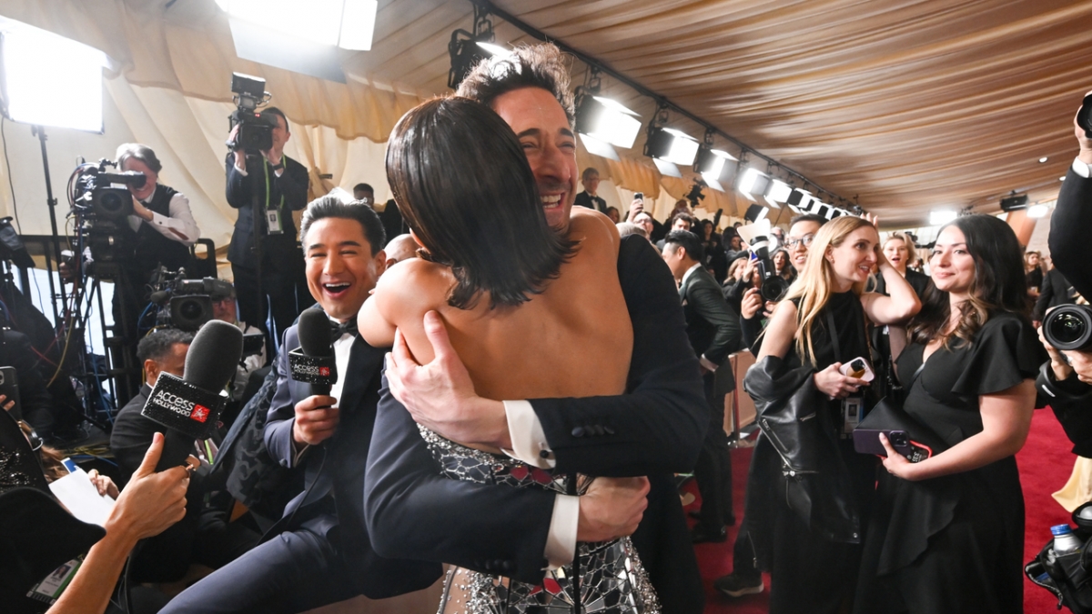 halle berry hon adrien brody tren tham do oscar, dap tra nu hon 22 nam truoc hinh anh 2