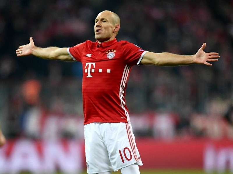 Robben vẫn ở Bayern mùa bóng tới