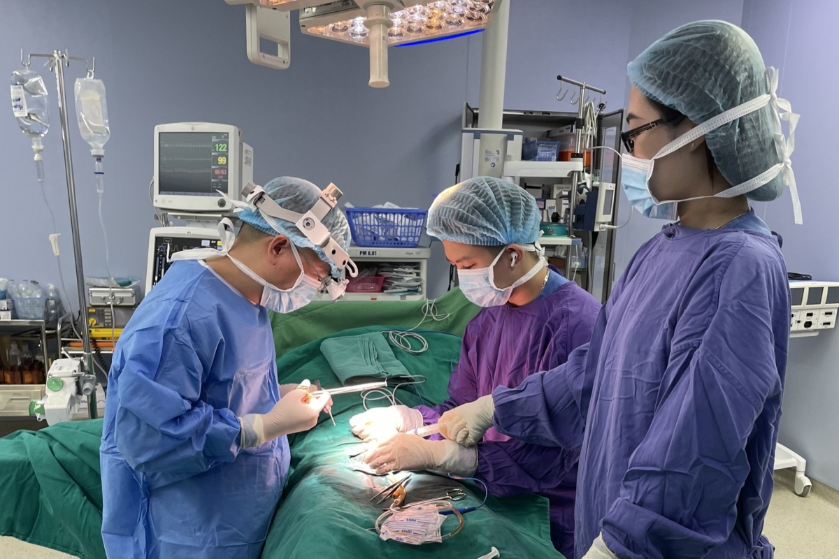 Tự cắt đứt rời "của quý": Thanh niên được cứu nhờ vi phẫu tiên tiến