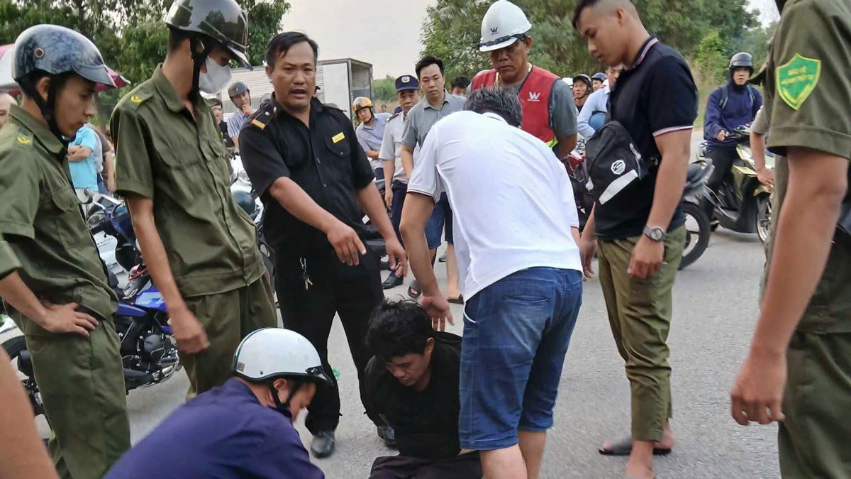 chong dung hung khi dam vo roi do xang len nguoi nan nhan hinh anh 1