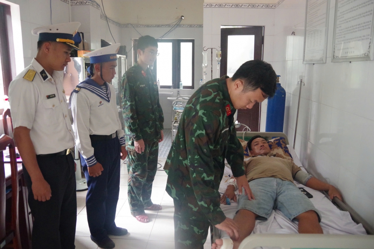 bệnh xá đảo trường sa cấp cứu ngư dân bị cá mao tiên đâm vào chân hình ảnh 2 benh xa dao truong sa cap cuu ngu dan bi ca mao tien dam vao chan hinh anh 2