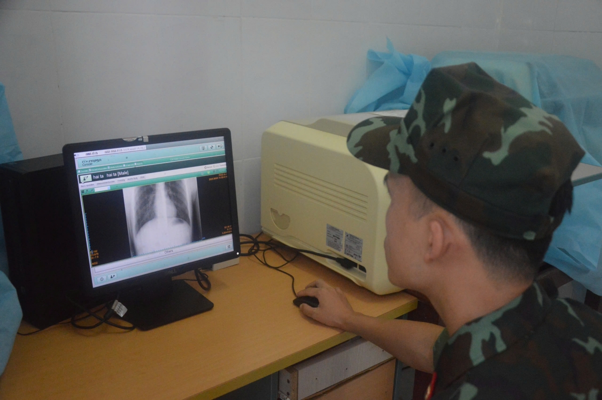 bệnh xá đảo song tử tây cấp cứu ngư dân bị viêm phổi hình ảnh 2 benh xa dao song tu tay cap cuu ngu dan bi viem phoi hinh anh 2