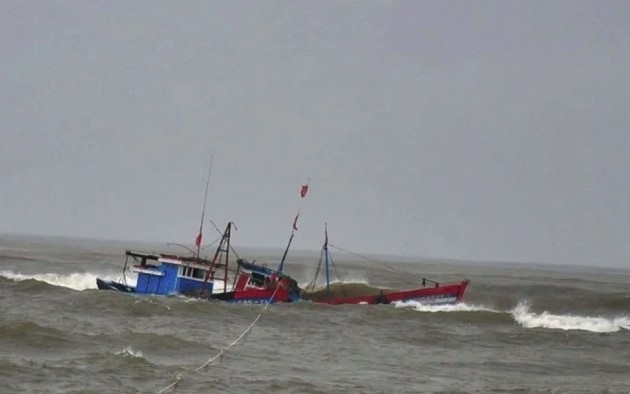 fishing boat sinks in central vietnam, four crew members go missing picture 1