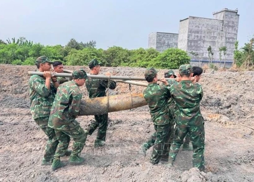 over-200kg wartime bomb unearthed in binh phuoc picture 1