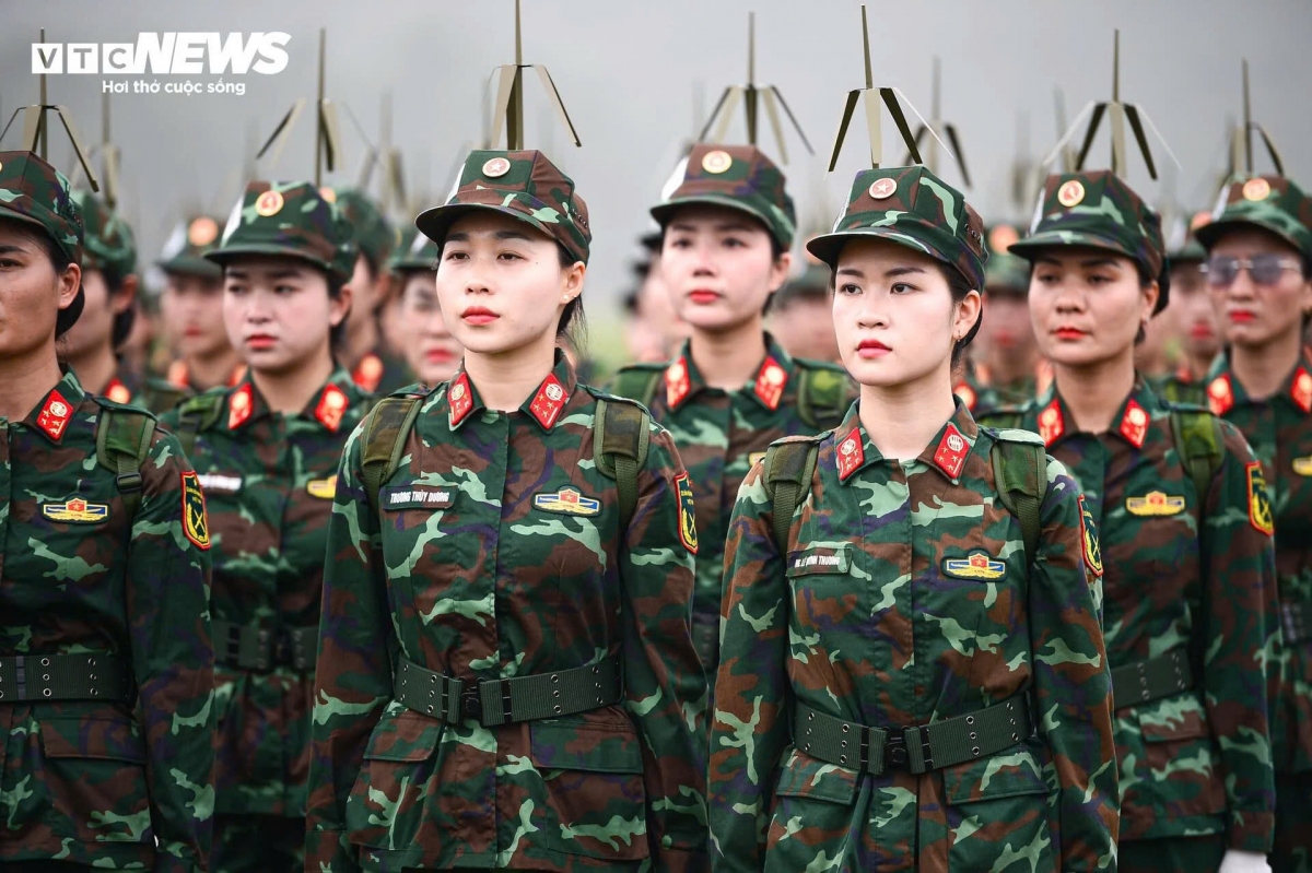 ngắm những bóng hồng trên thao trường tập luyện diễu binh cho đại lễ 30 4 hình ảnh 3 ngam nhung bong hong tren thao truong tap luyen dieu binh cho dai le 30 4 hinh anh 3