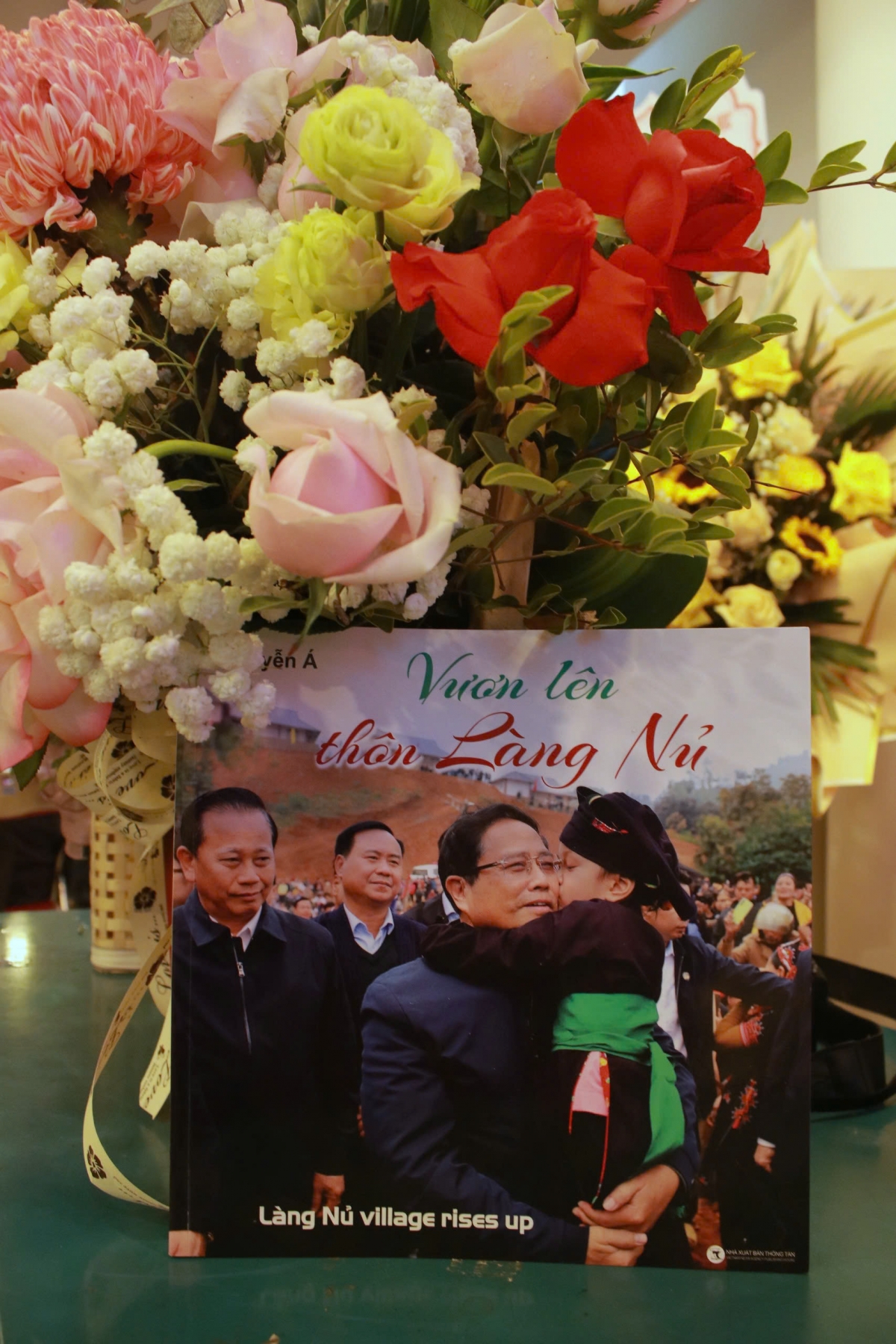 sách ảnh vươn lên thôn làng nủ hành trình vực dậy từ đau thương hình ảnh 3 sach anh vuon len thon lang nu hanh trinh vuc day tu dau thuong hinh anh 3