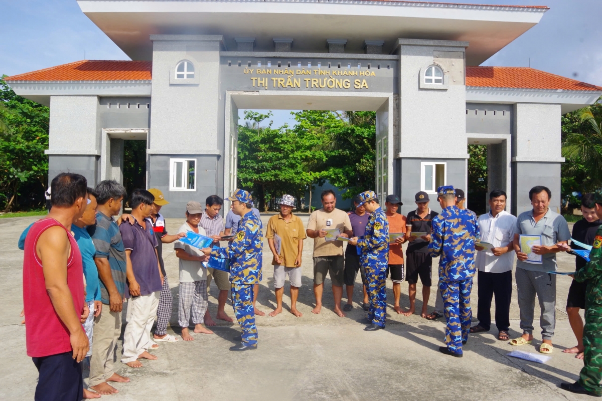 bệnh xá đảo trường sa cấp cứu ngư dân bị cá mao tiên đâm vào chân hình ảnh 3 benh xa dao truong sa cap cuu ngu dan bi ca mao tien dam vao chan hinh anh 3