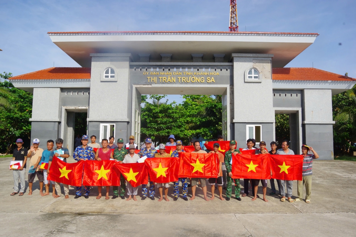 bệnh xá đảo trường sa cấp cứu ngư dân bị cá mao tiên đâm vào chân hình ảnh 1 benh xa dao truong sa cap cuu ngu dan bi ca mao tien dam vao chan hinh anh 1
