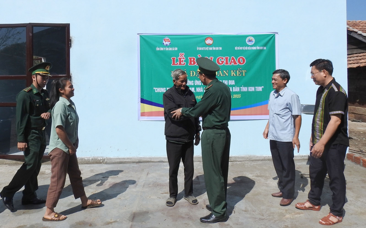 Bộ đội biên phòng giúp dân xây những ngôi nhà vững chãi trên biên giới Kon Tum