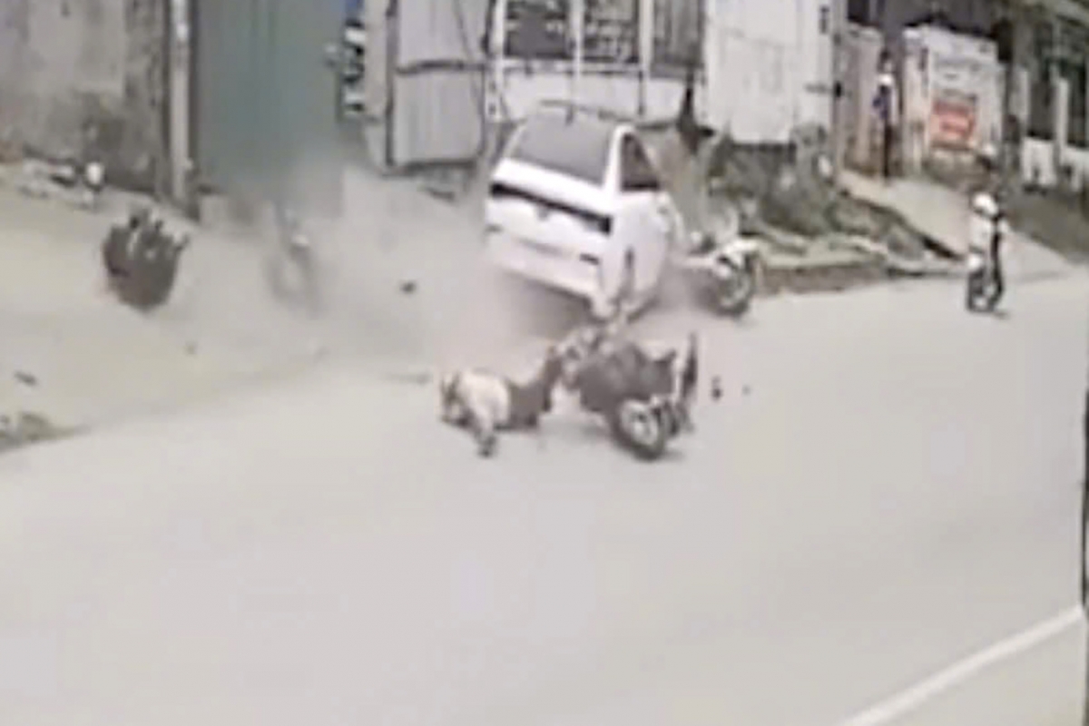 Clip ô tô đi ngược chiều, húc văng liên hoàn hàng loạt xe máy